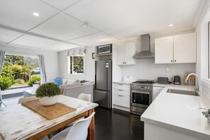 Private kitchen - Hosts on the Coast Valmay's Whiritoa Retreat (Whiritoa)