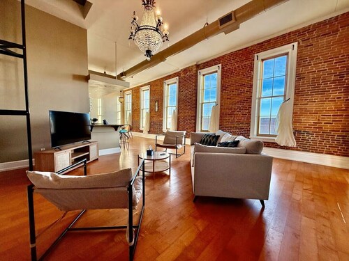 Loft Over Main: The 3rd Floor Urban Lookout 2BR