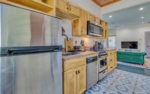 Een microgolfoven, een oven, een kookplaat, een vaatwasser