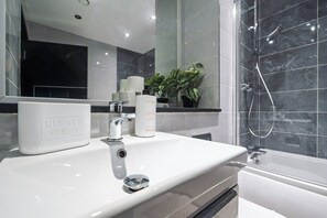 Secador de cabelo, toalhas de banho, sabonete, papel higiênico