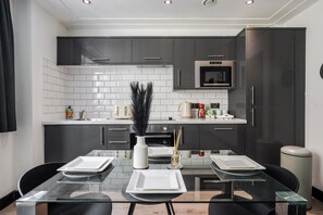 ثلاجة، ميكروويف، فرن، موقد طهي مسطح