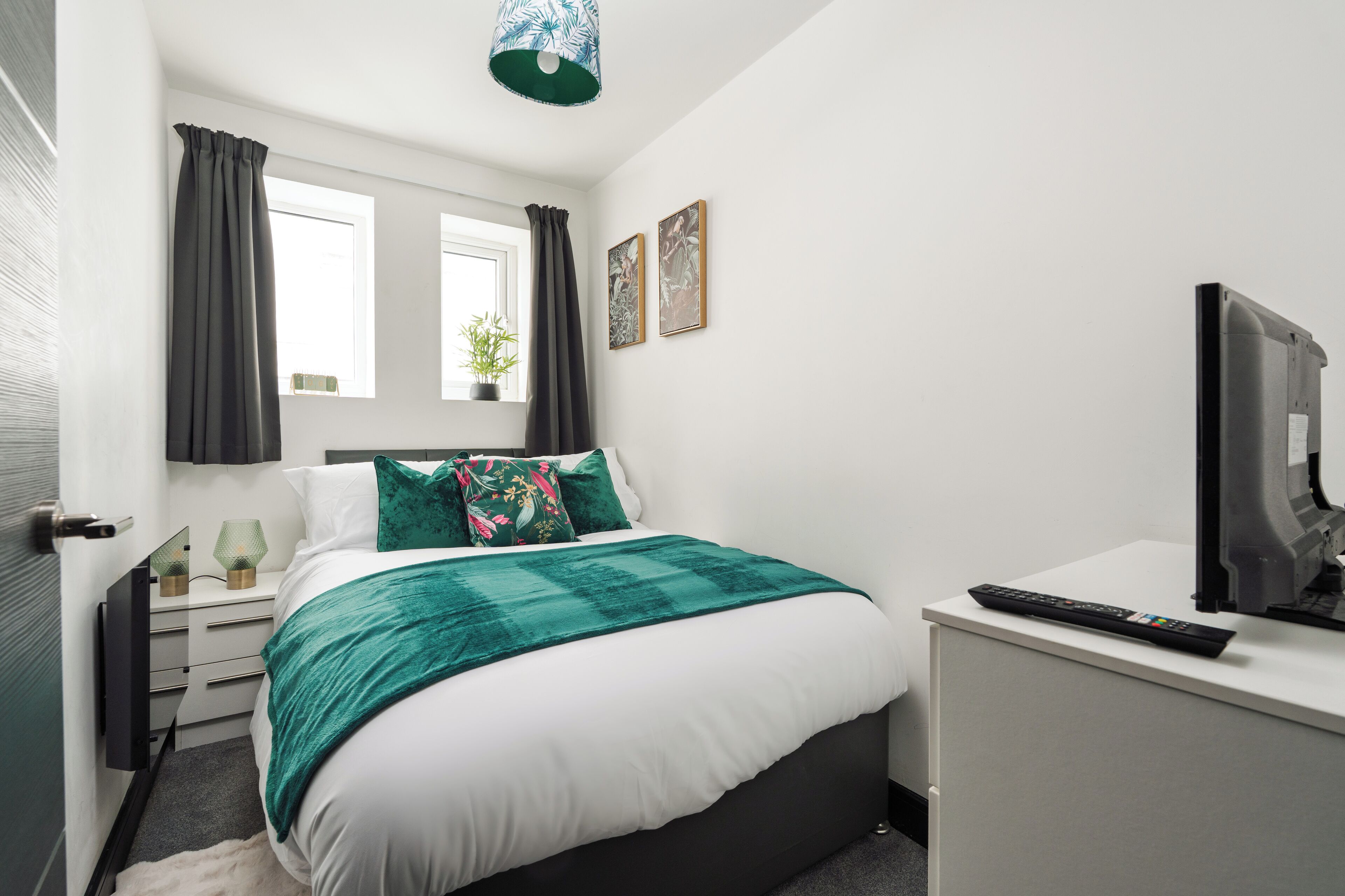 Iron/ironing board, free WiFi, bed sheets