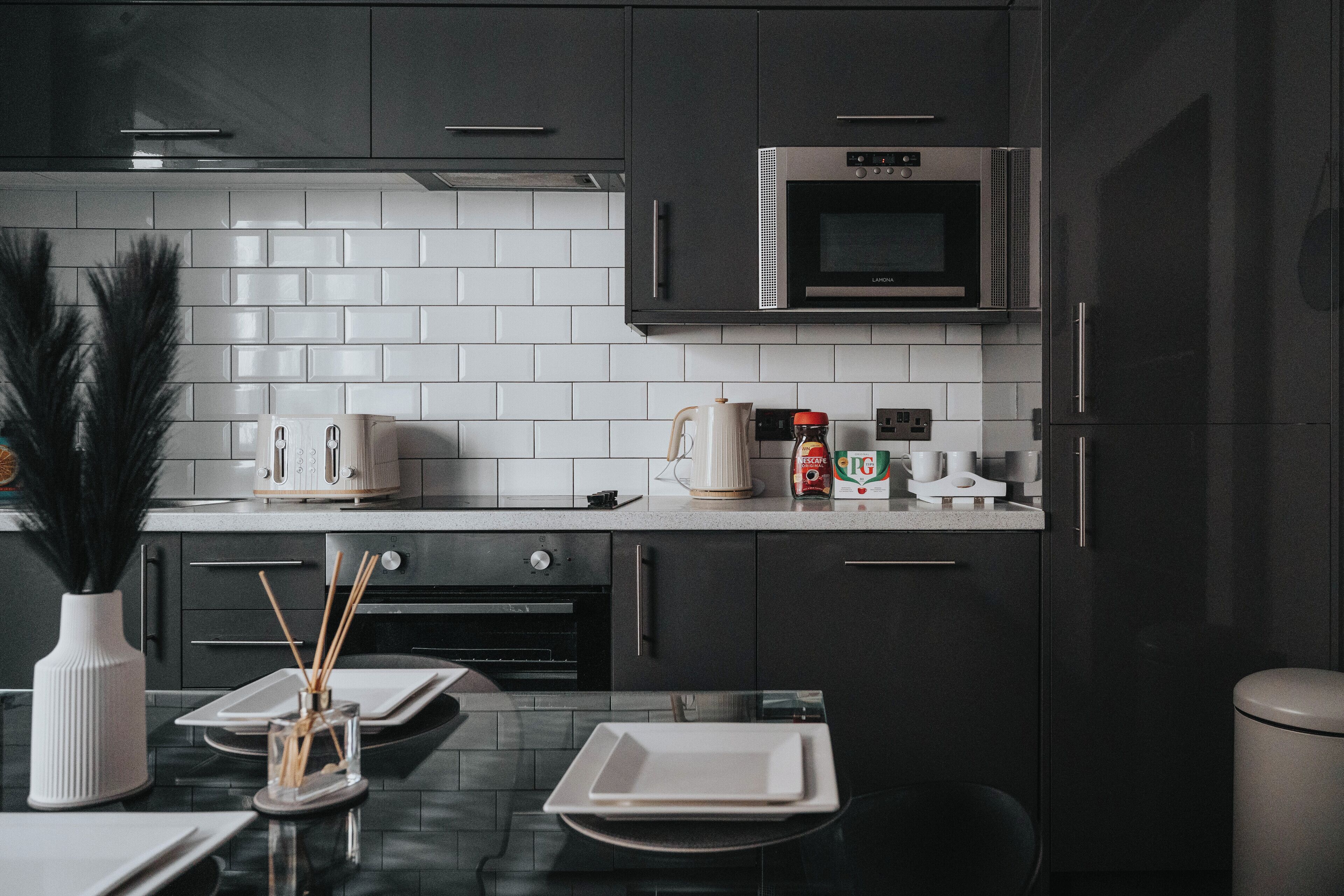 Kühlschrank, Mikrowelle, Ofen, Herdplatte