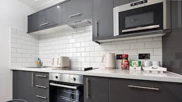 Kühlschrank, Mikrowelle, Ofen, Herdplatte