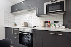 Fridge, microwave, oven, stovetop - 2 Bedroom City Centre Modern Apartment Liverpool (Liverpool)