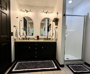 Jetted bath, hair dryer, towels, soap - Hot Tub • Firepit 3BR Bike-in/out Nature Home (Bella Vista)