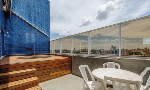 Apartment w/ Barbecue Grill and Jacuzzi Ccg1403