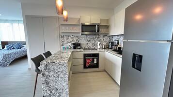 Microwave, oven, dishwasher, coffee/tea maker