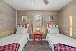 Iron/ironing board, free WiFi, bed sheets - Cabin in the Clouds w/Hot tub - close to everything! (Pigeon Forge)