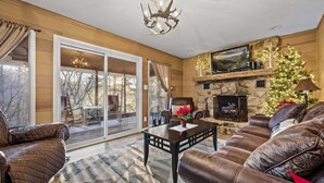 Living area - Cabin in the Clouds + Hot tub-close to everything! (Pigeon Forge)
