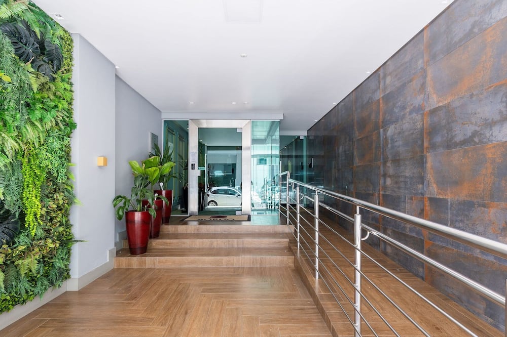 Apt w/ Gourmet Balcony 450m From Beach Reb0802