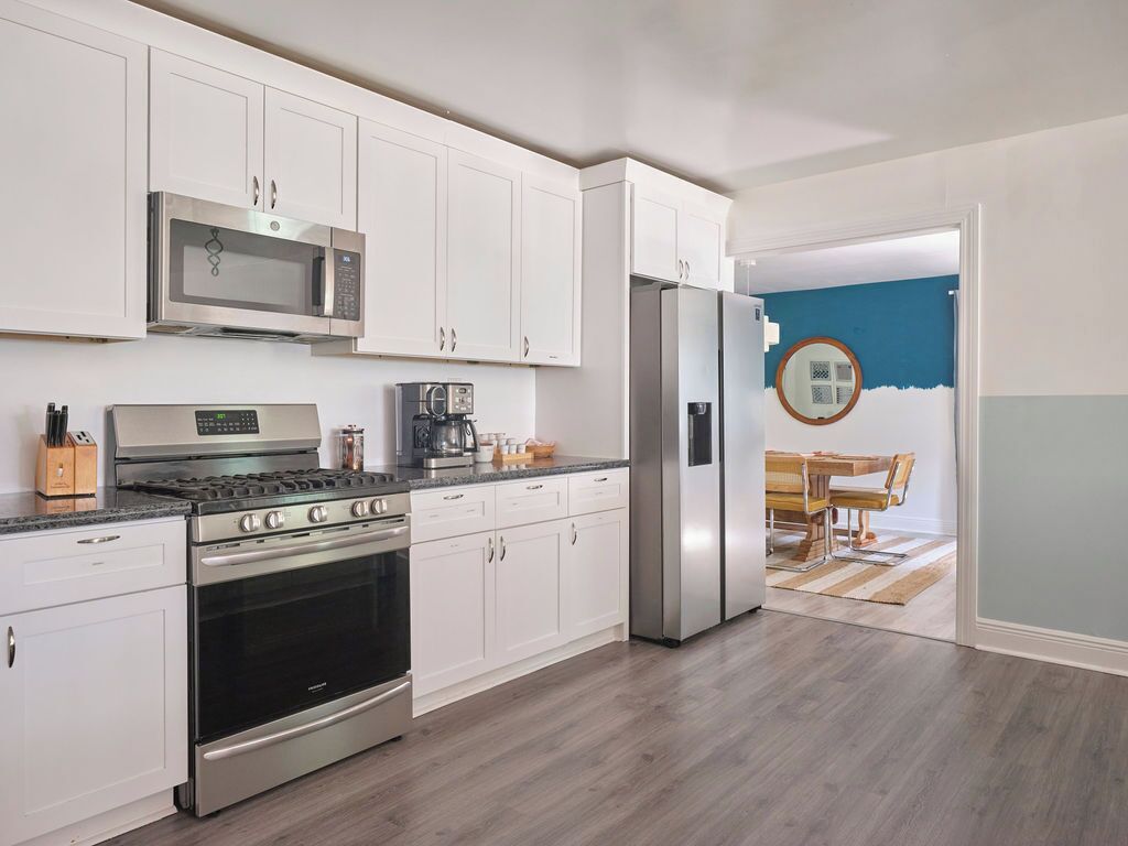 Kylskåp, mikrovågsugn, ugn och spishäll