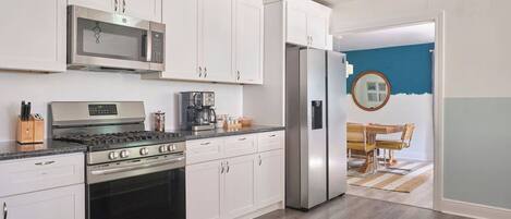 Kjøleskap, mikrobølgeovn, ovn og kokeplater