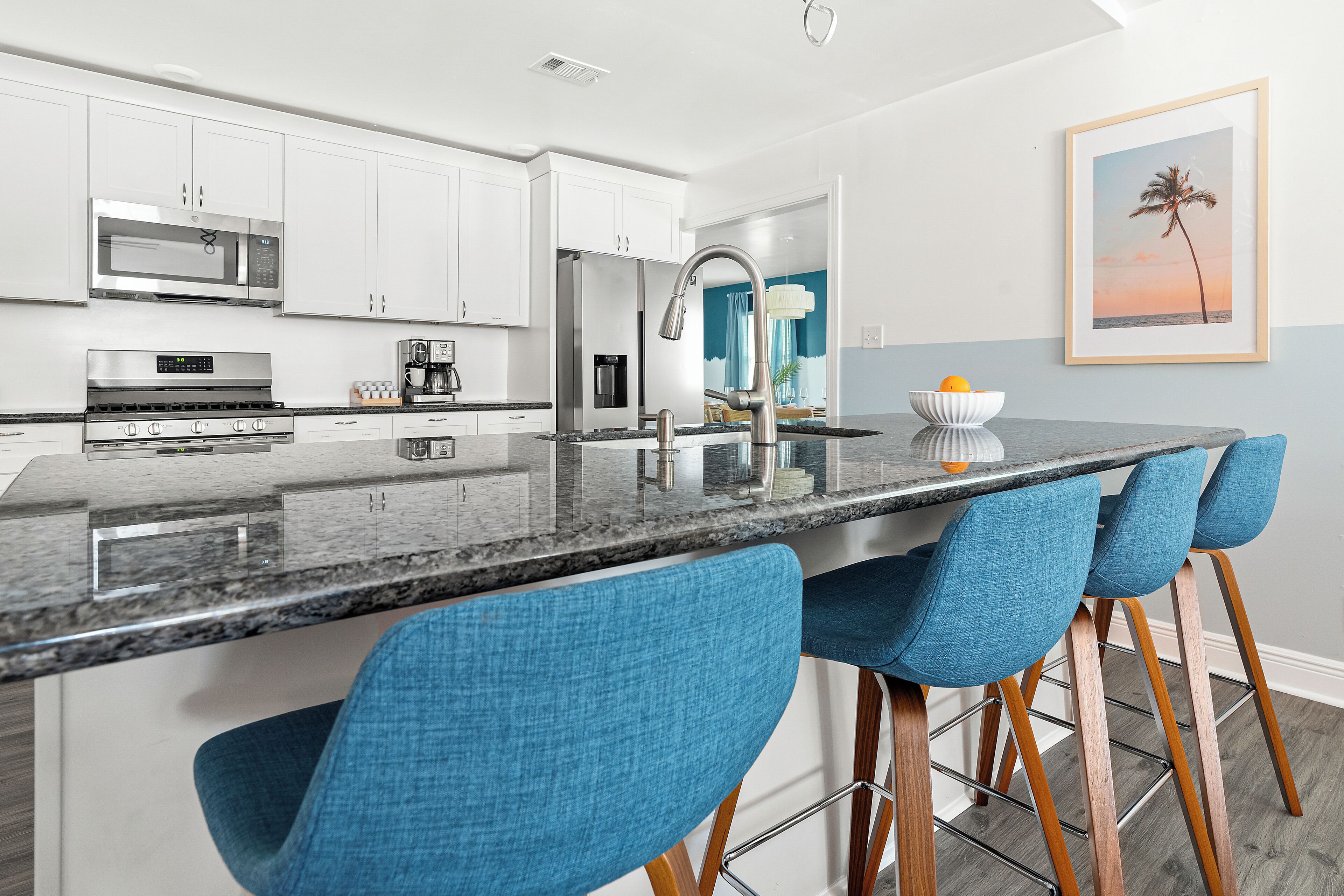 Jääkaappi, mikroaaltouuni, uuni, liesi