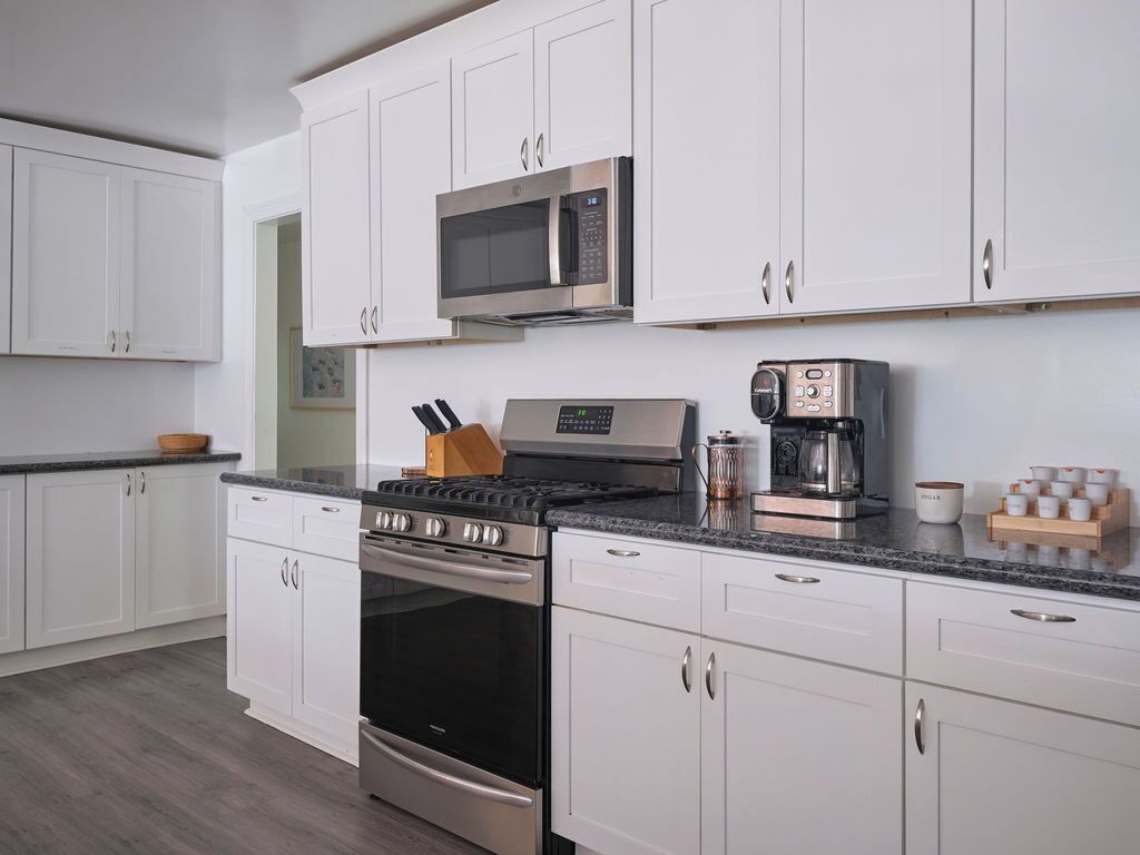 Kylskåp, mikrovågsugn, ugn och spishäll