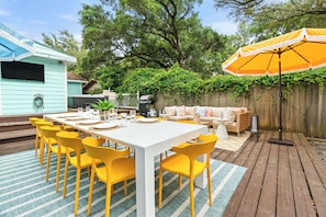 Outdoor dining - Oasis Hideaway-Pool, Pickleball, Beach & Casinos (Gulfport)