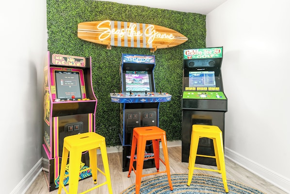 Game room - Oasis Hideaway-Pool, Pickleball, Beach & Casinos (Gulfport)