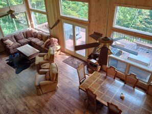 Een televisie en een tafeltennistafel