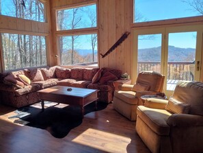 Een televisie en een tafeltennistafel