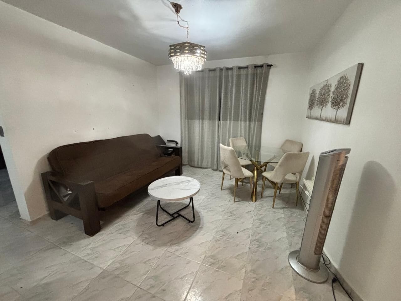 Habitación individual, balcón | Área de sala de estar | Smart TV de 32 pulgadas con canales digitales 