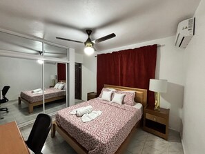 Kamar Single, balkon | Meja kerja, ruang kerja ramah laptop, dan tirai kedap cahaya