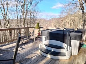 Outdoor spa tub - Modern comfort with mountain charm! (Mars Hill)