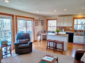 TV - Modern comfort with mountain charm! (Mars Hill)