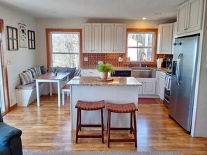 Fridge, microwave, oven, stovetop - Modern comfort with mountain charm! (Mars Hill)