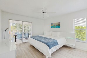 Een strijkplank/strijkijzer, internet, beddengoed