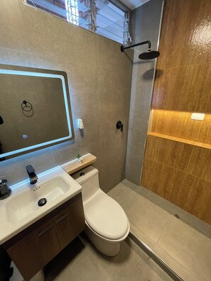 Shower, hair dryer, towels, soap - GAFI 2 Lodging - Main Avenue (Independencia)