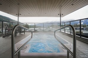 Outdoor spa tub - The Sweet Spot in Mackenzie Village (Revelstoke)