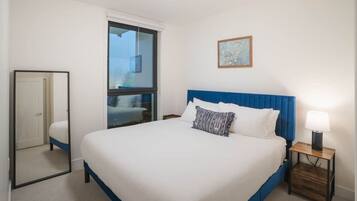 Planxa i posts de planxar, wifi i roba de llit