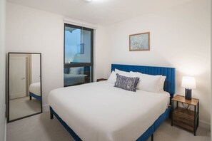 Planxa i posts de planxar, wifi i roba de llit 