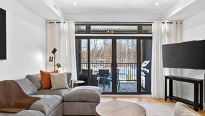 TV, fireplace - The Axia at Verbier: Hot Tub, Sauna, Seasonal Pool (Mont-Tremblant)