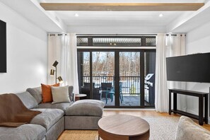 TV, fireplace - The Axia at Verbier: Hot Tub, Sauna, Seasonal Pool (Mont-Tremblant)