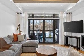 TV, fireplace - The Axia at Verbier: Hot Tub, Sauna, Seasonal Pool (Mont-Tremblant)