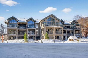 Exterior - The Axia at Verbier: Hot Tub, Sauna, Seasonal Pool (Mont-Tremblant)