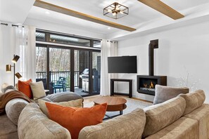 TV, fireplace - The Axia at Verbier: Hot Tub, Sauna, Seasonal Pool (Mont-Tremblant)