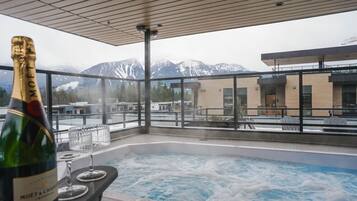 Banyera d'hidromassatge a l'aire lliure