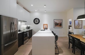 Wasserkocher mit Kaffee-/Teezubehör, Kühlschrank, Mikrowelle, Ofen