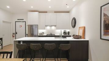 Frigorífic, microones, forn i placa de cuina