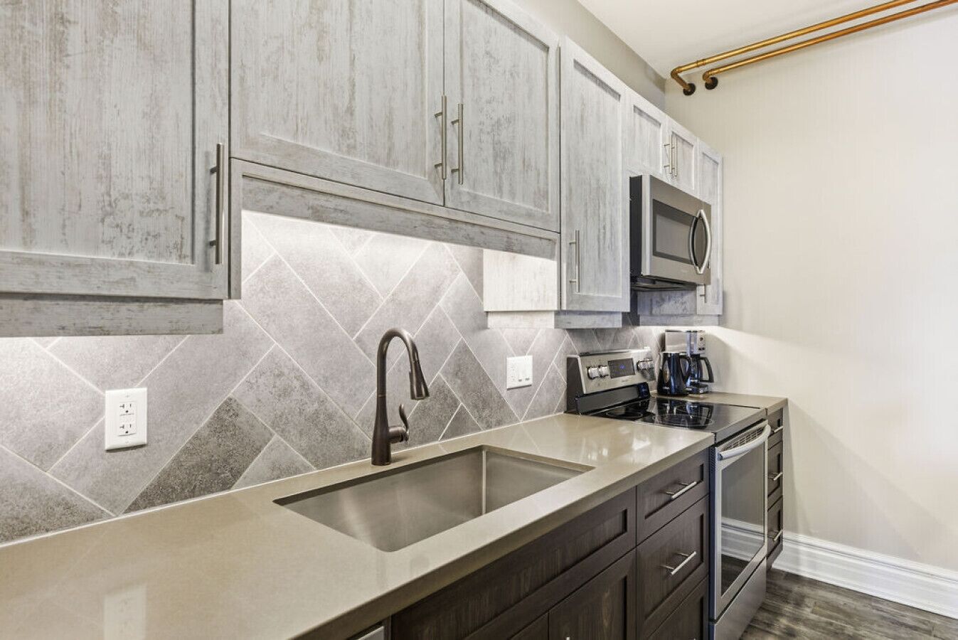 Kylskåp, mikrovågsugn, ugn och spishäll