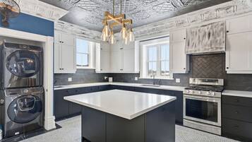 Kylskåp, mikrovågsugn, ugn och spishäll