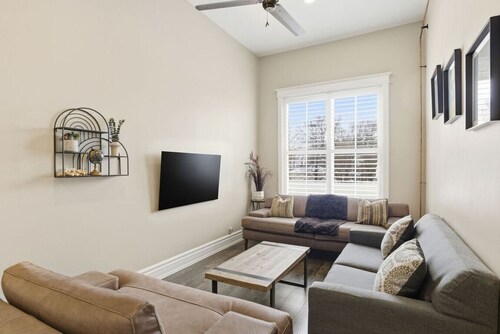 124 Hurontario Unit 4