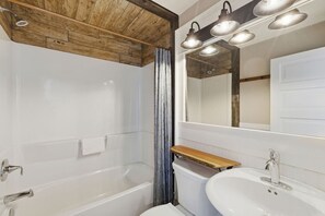 Hair dryer, towels - 124 Hurontario Unit 4 (Collingwood)