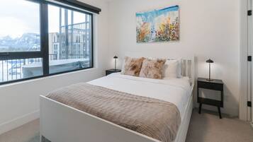 3 bedrooms, desk, WiFi, bed sheets