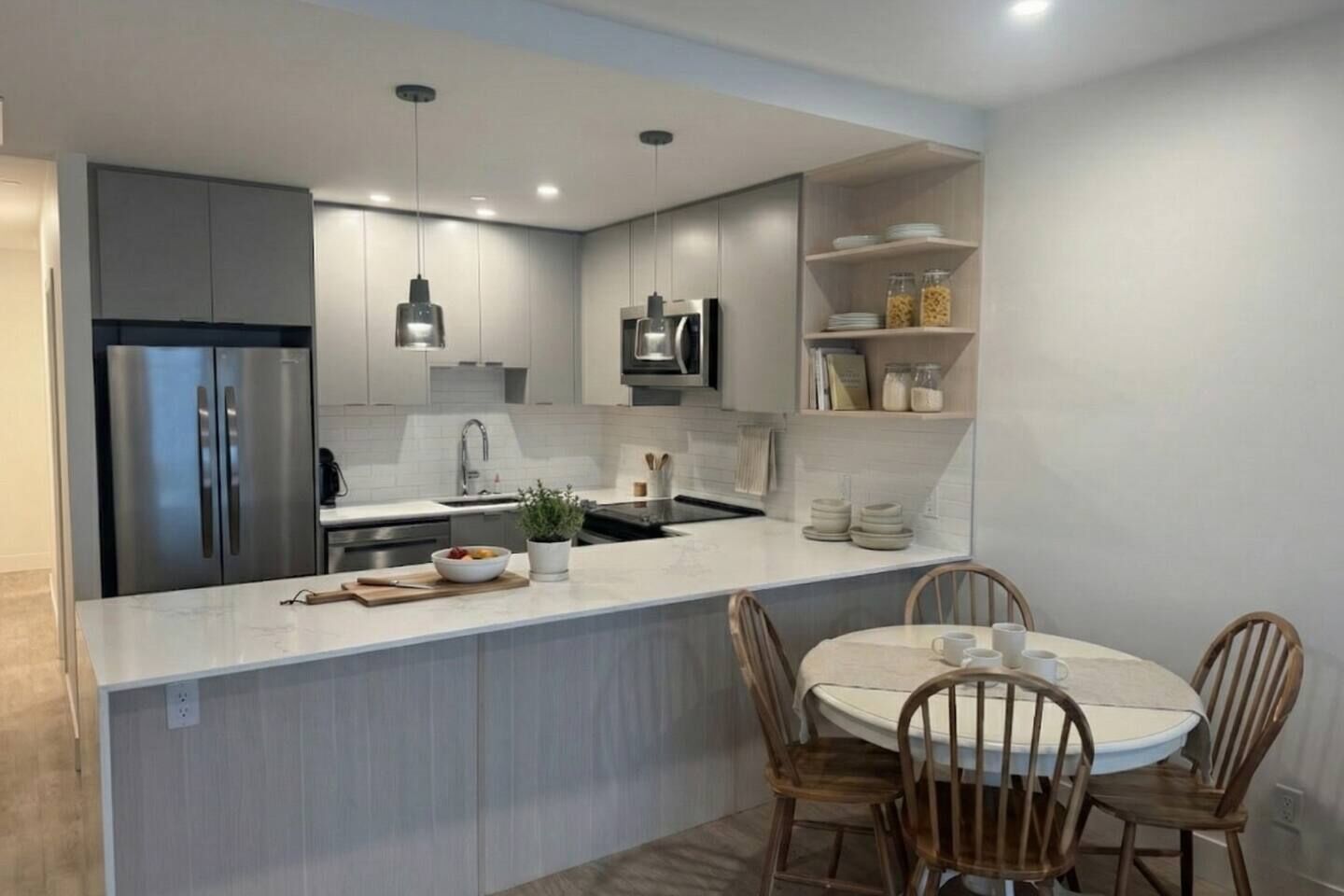 Een koelkast, een magnetron, een oven, een kookplaat