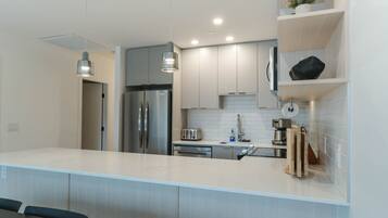 Réfrigérateur, four à micro-ondes, un four, surface de cuisson