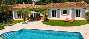 Large Provençal-style family home with swimming pool in a quiet location
