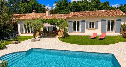Large Provençal-style family home with swimming pool in a quiet location